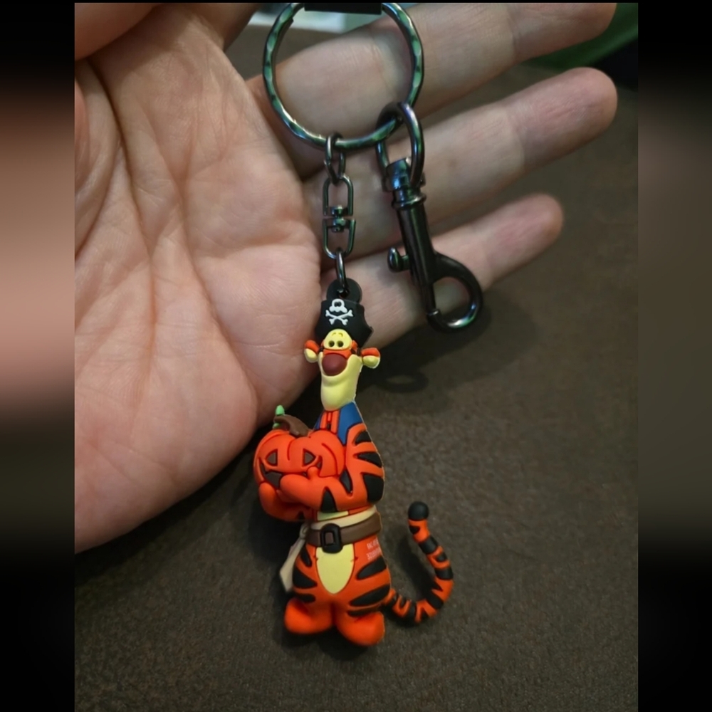Loungefly Disney Winnie the Pooh Tigger Pirate Pumpkin Keychain NWT - Picture 3 of 5